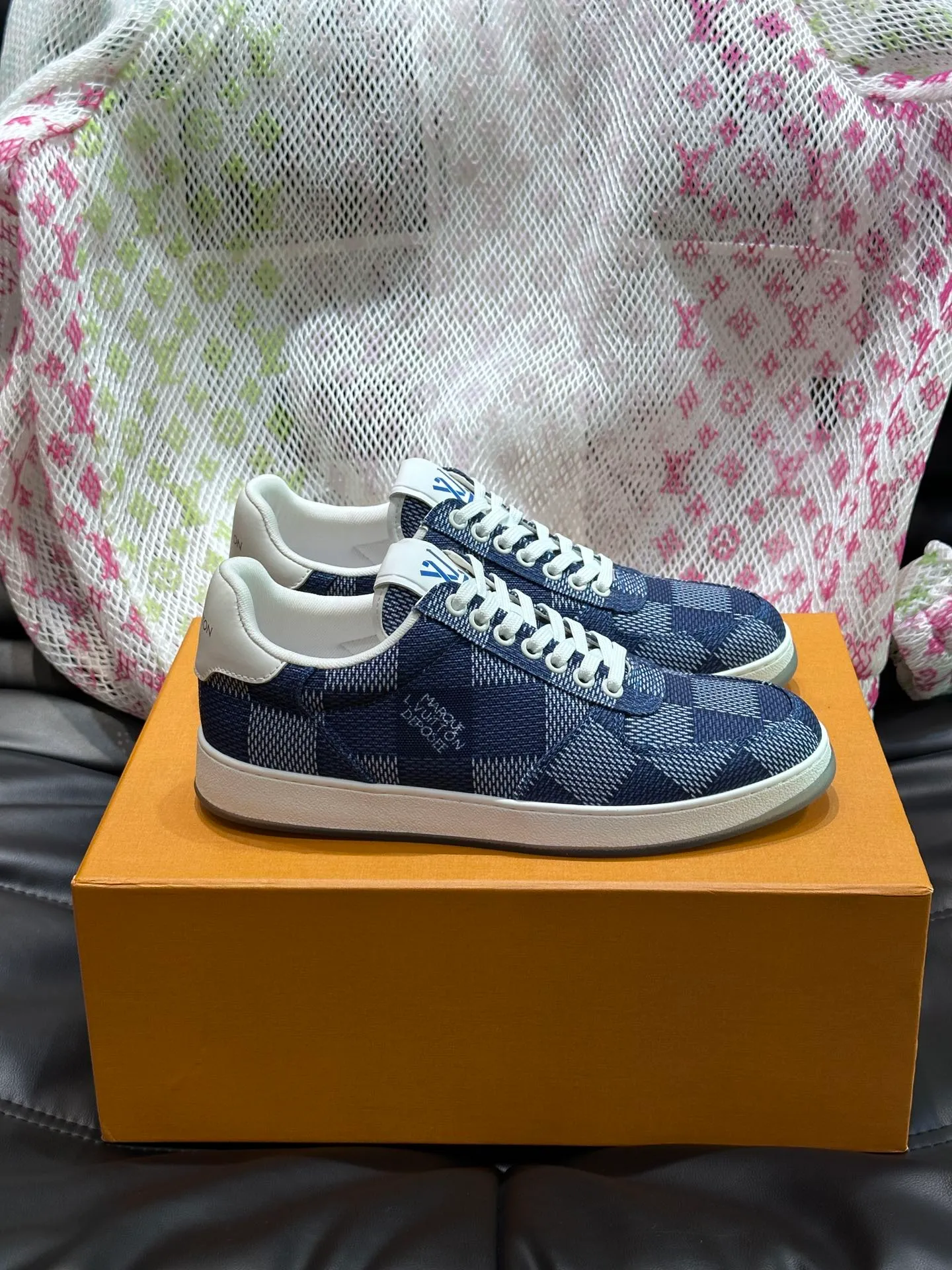 Men's Men's Shoes 💰p420 L·v Rivoli men's low-top casual sneakers, the classic checkerboard pattern will never go out of style. This Rivoli environmentally friendly sneaker is made of 90% sustainable materials. It is recycled polyester fiber integrated with the iconic Damier jacquard, and the outsole is shaped with recycled polyurethane. An upcycled LV logo perches on the tongue, while Louis Vuitton logos appear on the sides and rear. Comfortable and durable, versatile style, can be worn in all seasons, simple and fashionable item! Size: 38-44